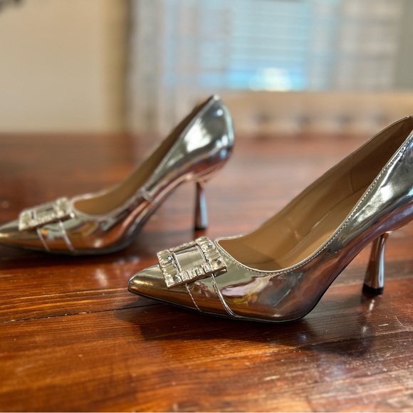 Beautiful silver patent leather heel with large diamond rhinestone embellishment - Picture 6 of 9